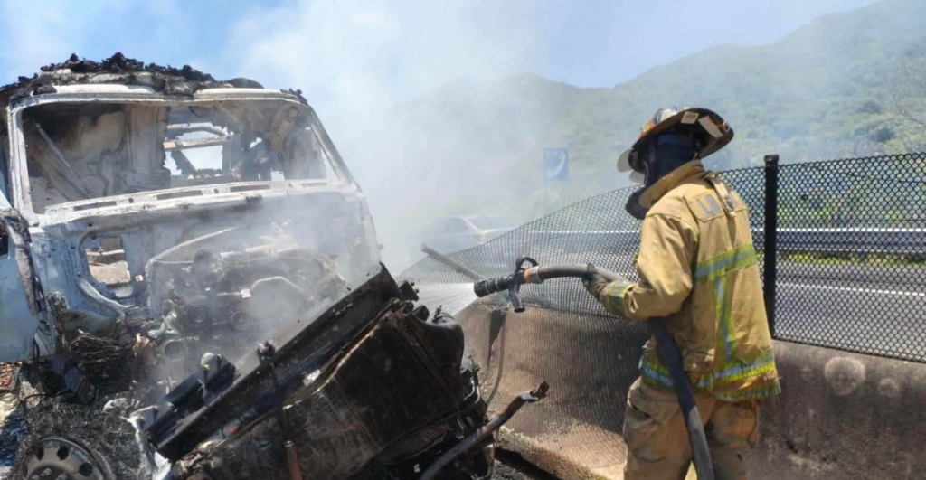 Tráiler se queda sin frenos y provoca choque múltiple en la autopista Guadalajara-Tepic; reportan al menos 10 personas fallecidas