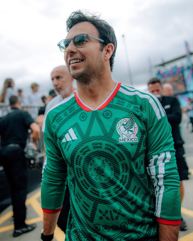 Checo arribó con playera de la Selección Mexicana