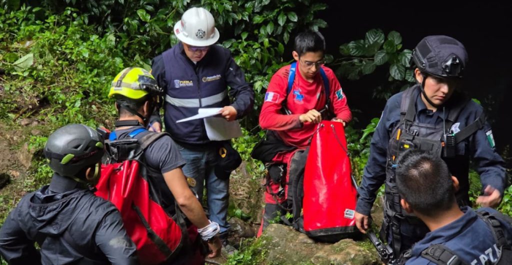 continua-busqueda-personas-atrapadas-gruta-cuetzalan-puebla-1