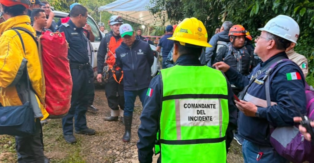 continua-busqueda-personas-atrapadas-gruta-cuetzalan-puebla-2
