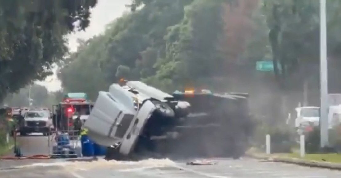 Derrame de ácido muriático paraliza la autopista México-Cuernavaca