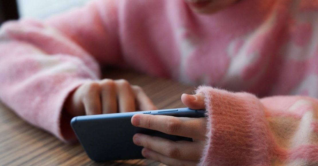 Francia se convierte en el primer país europeo en vetar redes sociales a menores de 15 años