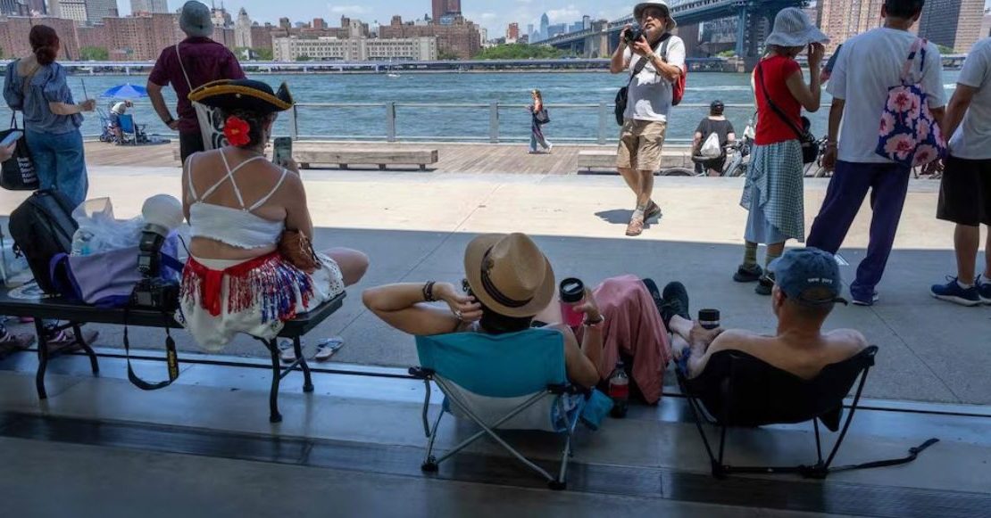 Ni el 4 de julio se salvó: Ola de calor obliga a tomar medidas en EU