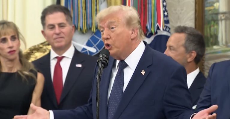 Trump admite que llamó a la FIFA para que revisara la tarjeta roja a Balogun 