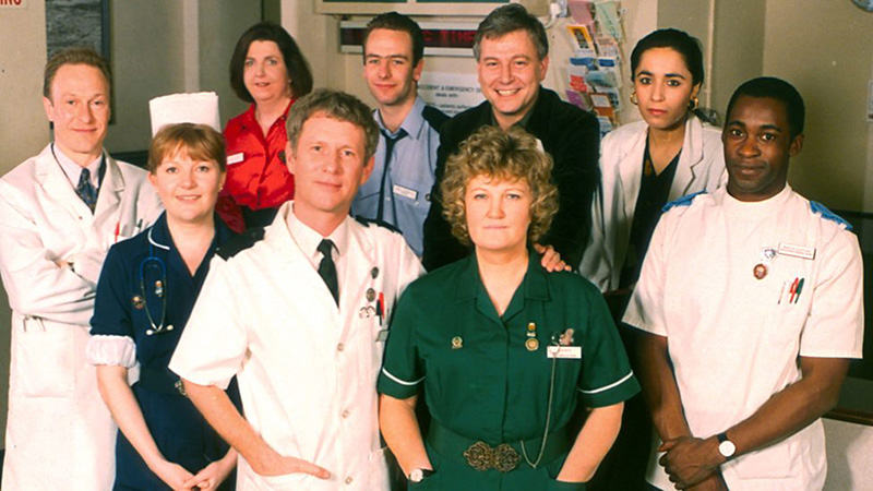 Brenda Fricker con el elenco de 'Casualty'