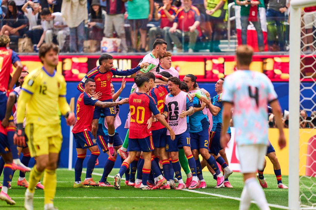 Mikel Merino lo vuelve a hacer: España aprovecha lesión de Courtois y avanza de último minuto