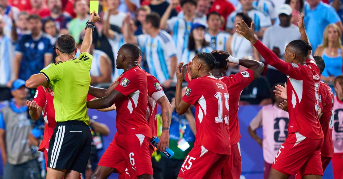 “Confusión de identidad”: La regla que hace correcta la expulsión de Embolo en el Argentina vs Suiza