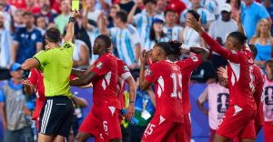 "Confusión de identidad": La regla que hace correcta la expulsión de Embolo en el Argentina vs Suiza