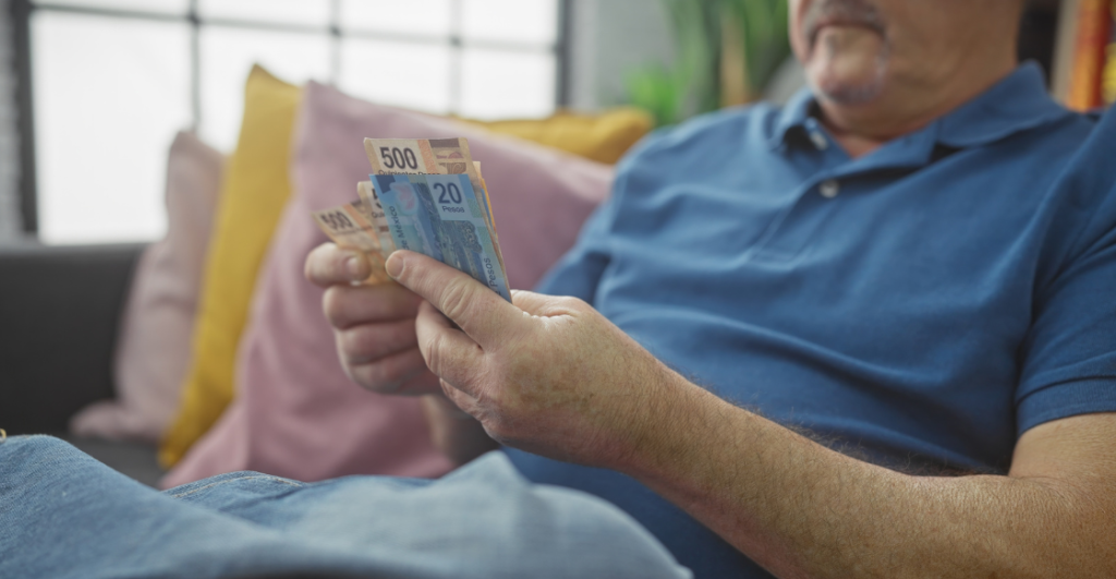 ¡Avísale a los abuelitos! Secretaría Anticorrupción alerta por 'falsos funcionarios' que engañan a adultos mayores y así operan