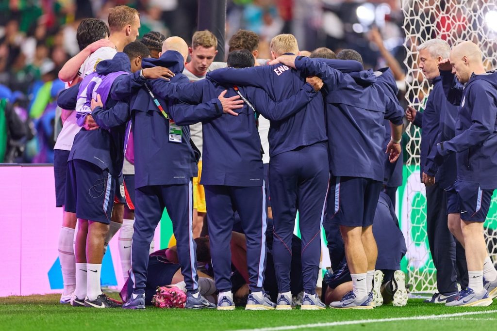 Jugadores de Inglaterra cubren a Henderson mientras es atendido