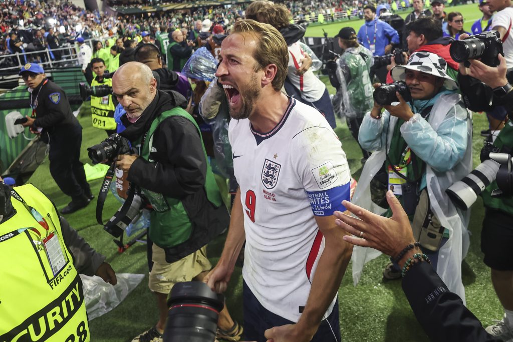 Harry Kane celebra tras vencer a México