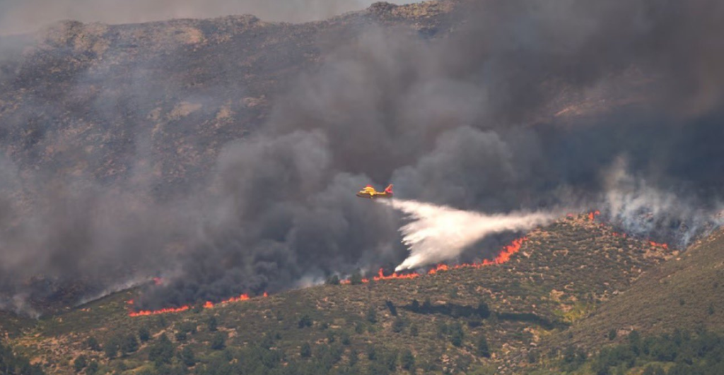 Más de 88 mil evacuados y un muerto por los incendios forestales en España