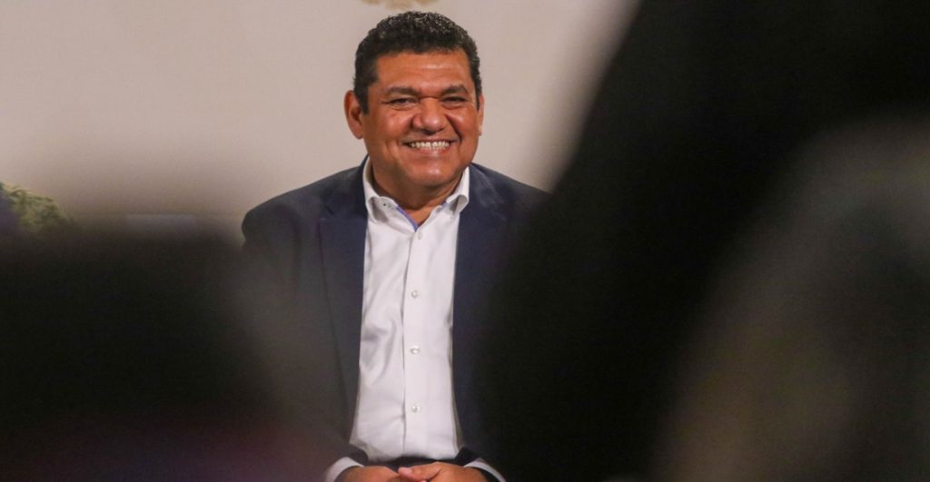 "Hay austeridad en el gobierno": La reacción de Javier May tras ser cachado en clase premier