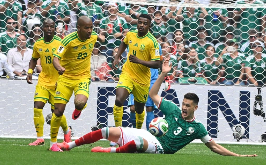 Jayden Adams ante César Montes