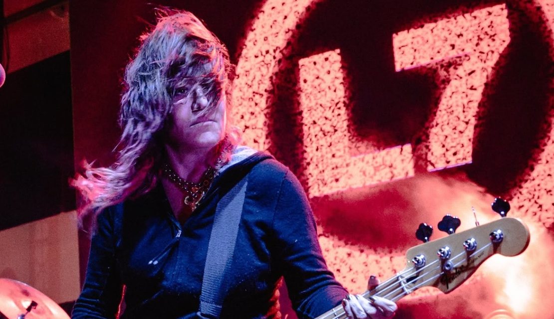 Jennifer Finch, bajista de las L7, da a conocer diagnóstico de cáncer cerebral