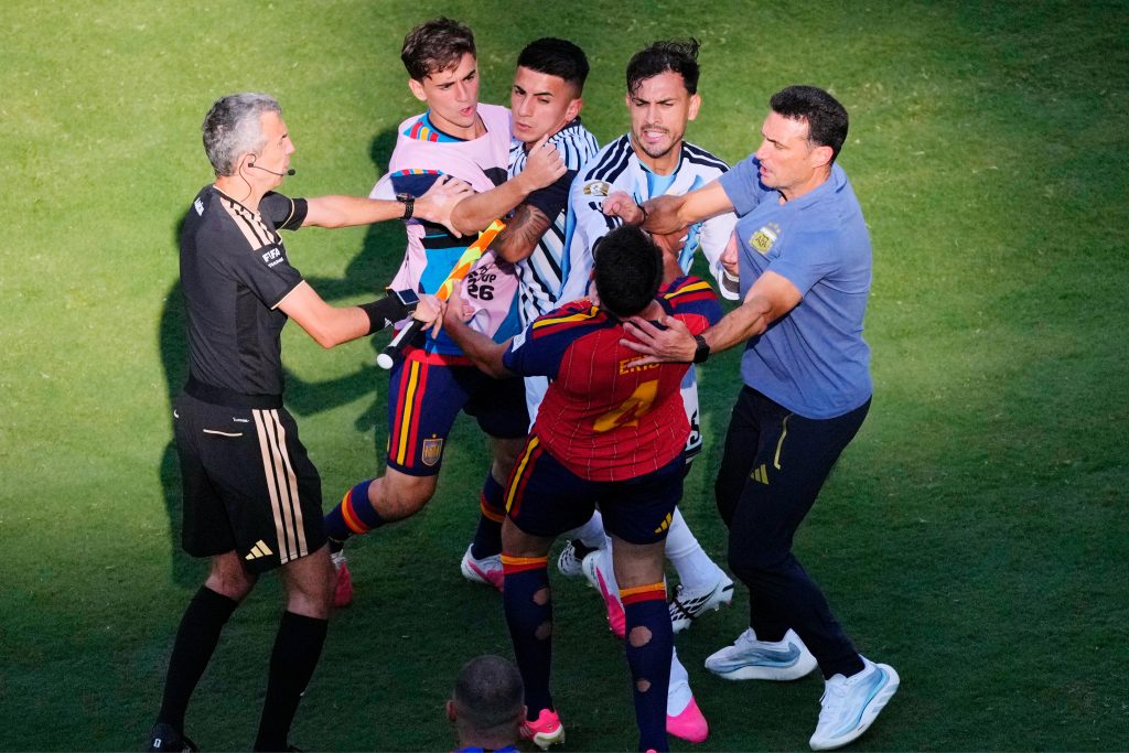 Leandro Paredes pelea en la final del Mundial