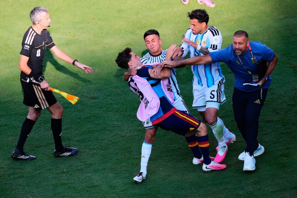 Leandro Paredes agrediendo a Gavi