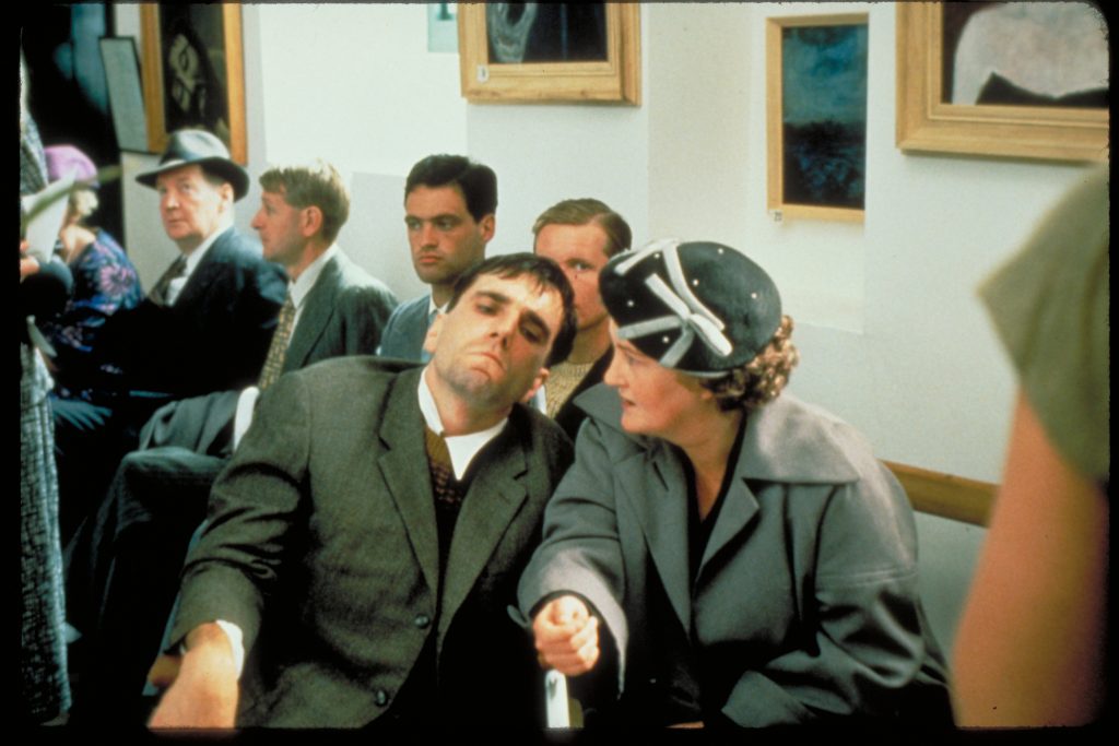 Brenda Fricker y Daniel Day-Lewis en 'Mi pie izquierdo'