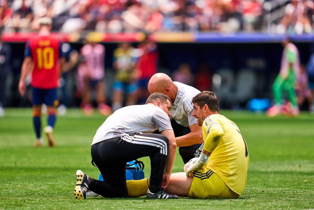 Mikel Merino lo vuelve a hacer: España aprovecha lesión de Courtois y avanza de último minuto