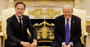 ¿Incómodo momento? Reportero cuestiona a Mark Rutte por guardar silencio ante declaraciones de Trump