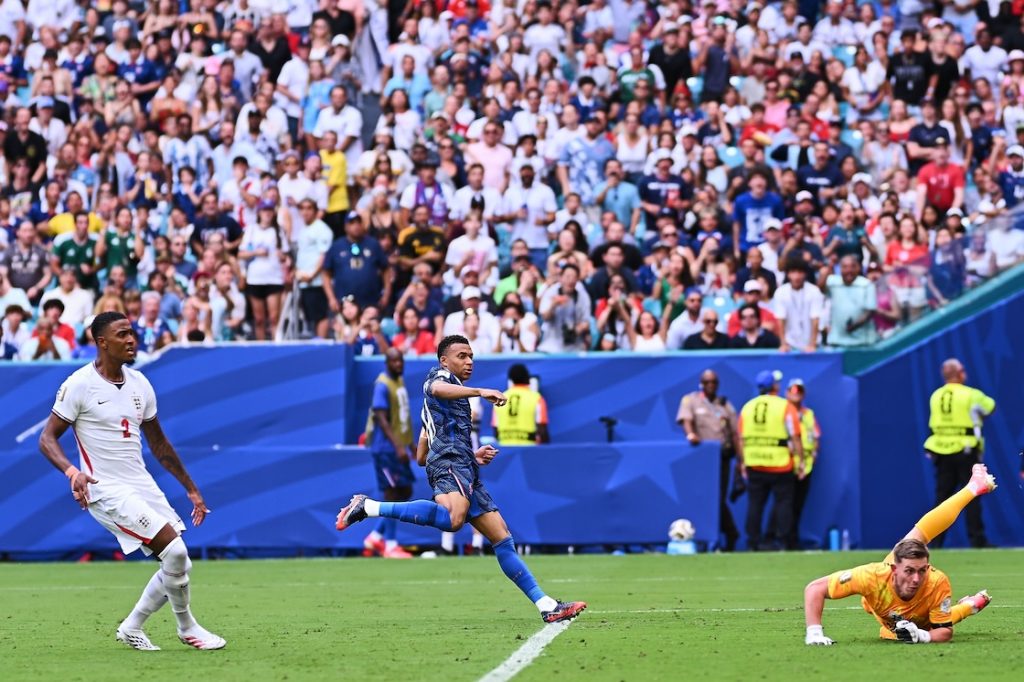 Mbappé le hizo dos goles a Inglaterra