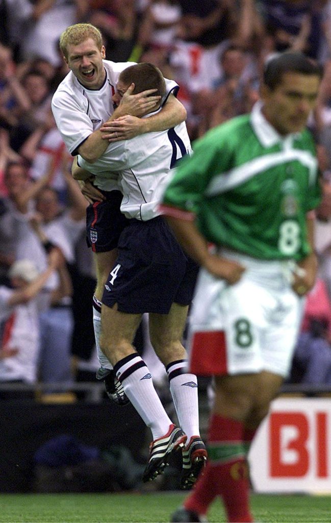 Paul Scholes en un partido contra México