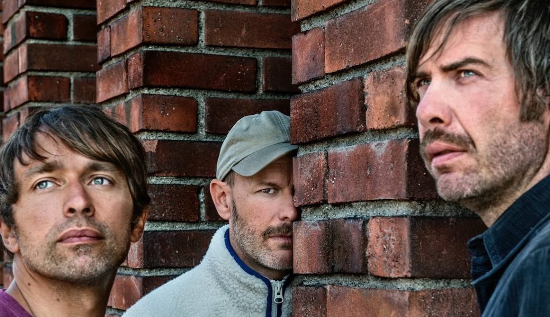 Peter Bjorn and John vienen a México para celebrar 20 años del ‘Writer’s Block’