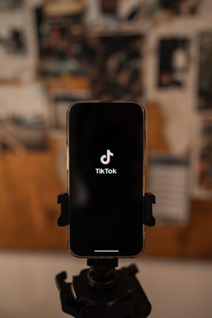 Aplicación de TikTok abierta en un teléfono celular, representando el uso de la plataforma de videos cortos.