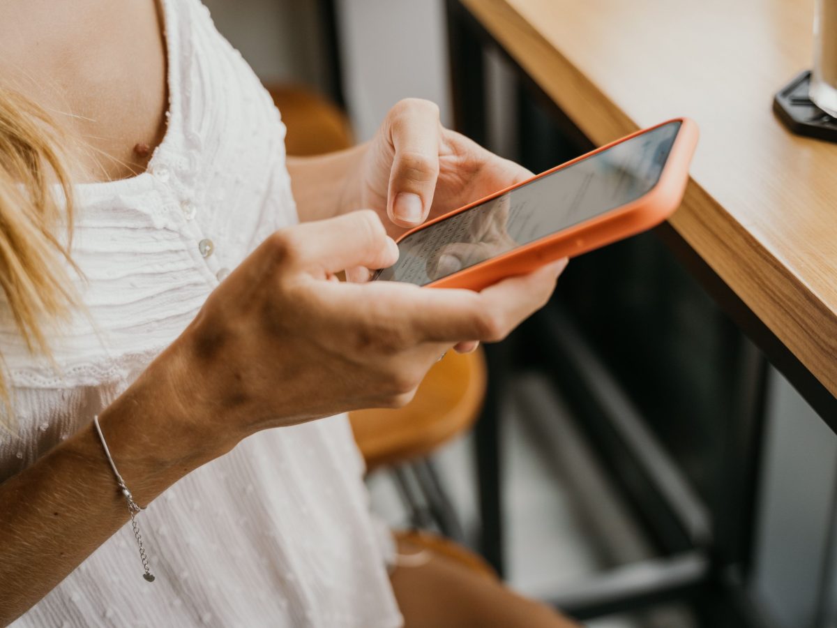 Persona utilizando un teléfono celular para navegar por internet.
