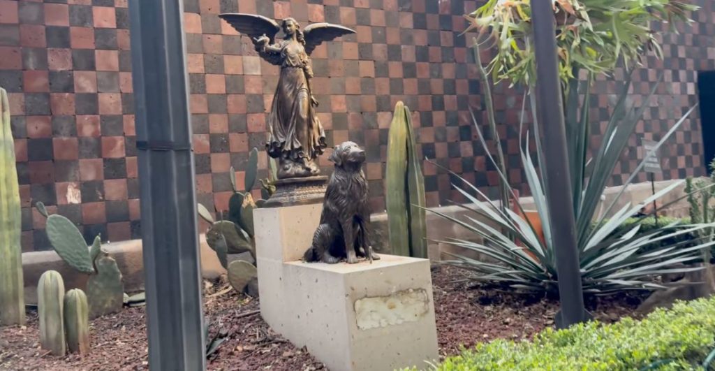 roban-esculturas-placas-bronce-iglesia-san-cosme-cdmx-1