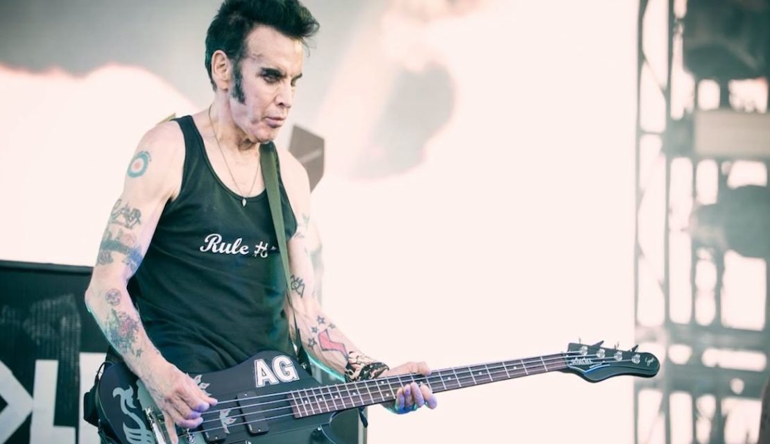 Simon Gallup suspende shows con The Cure, pero es sustituido por su hijo
