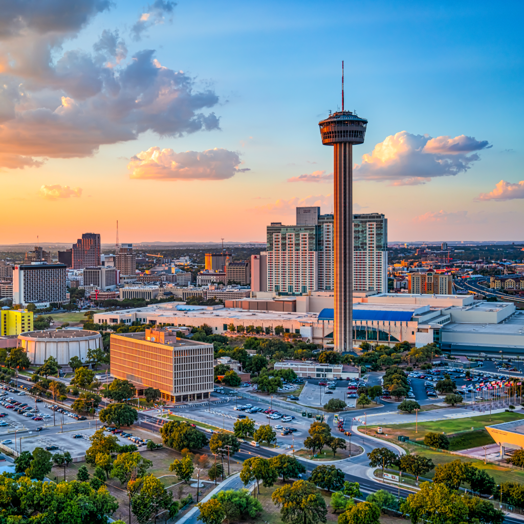Vista aérea del horizonte de San Antonio al atardecer con la Tower of the Americas, resumiendo la guía sobre qué hacer en San Antonio, Texas.