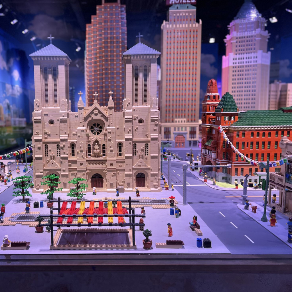 Maqueta de la Catedral de San Fernando hecha con LEGO en el Legoland Discovery Center, una opción divertida sobre qué hacer en San Antonio, Texas.