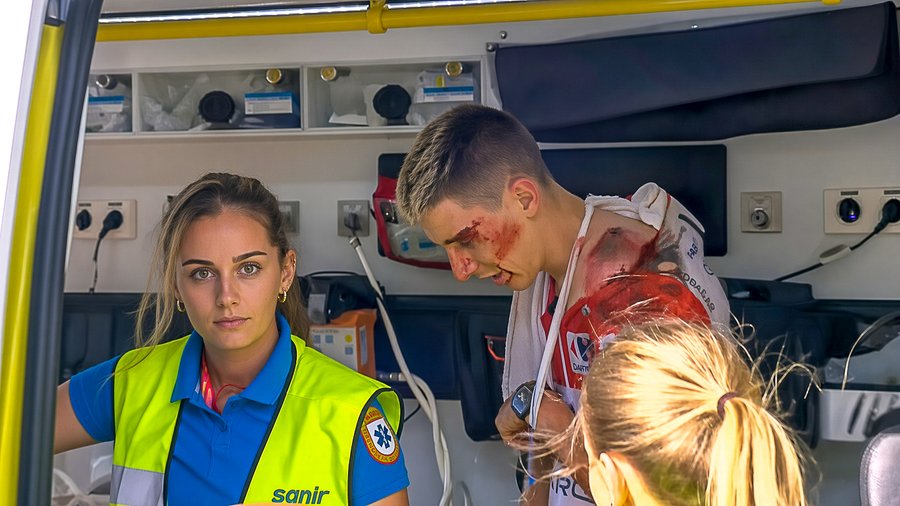 Tadej Pogacar en la ambulancia