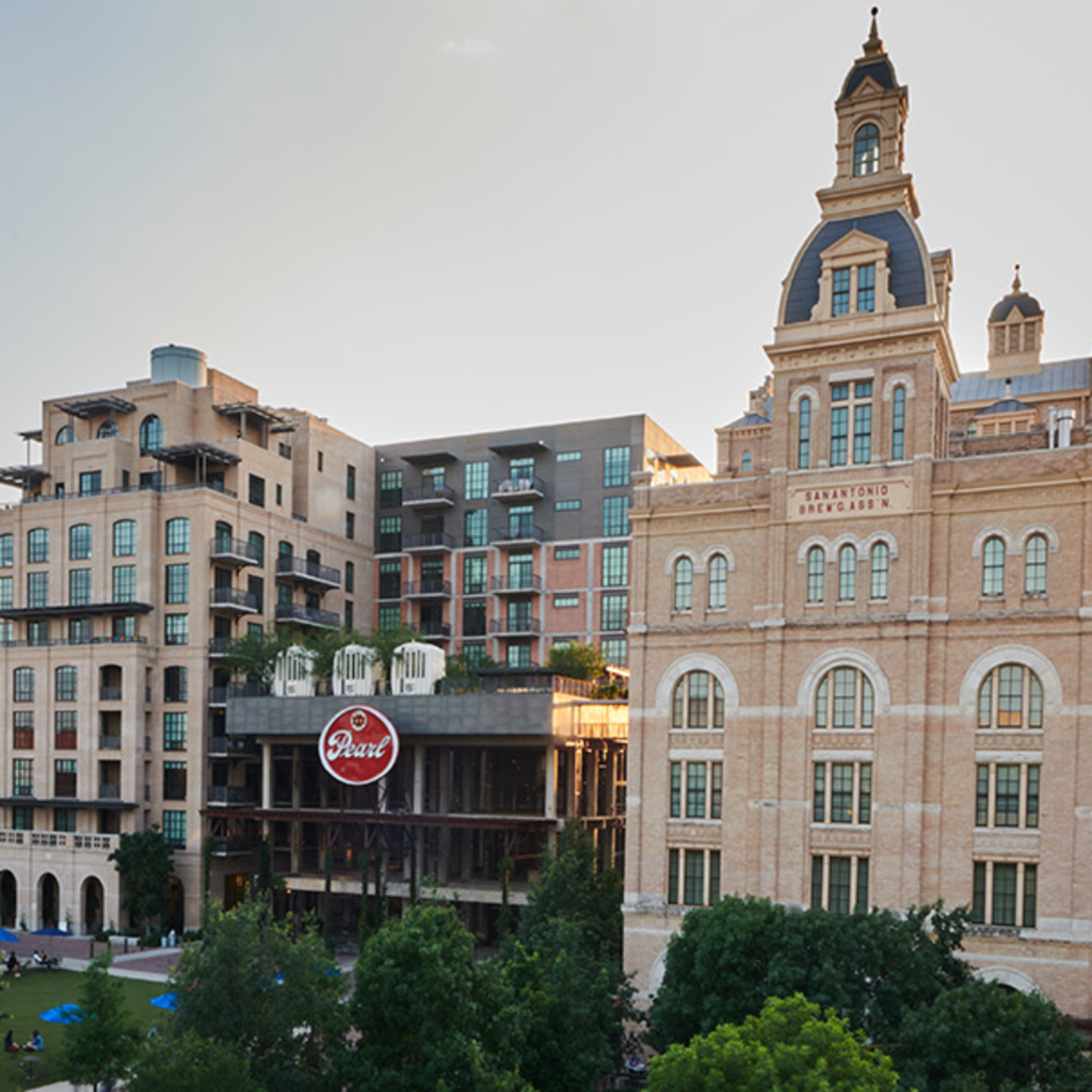 Edificio histórico del distrito Pearl, una excelente parada gastronómica al buscar qué hacer en San Antonio, Texas.