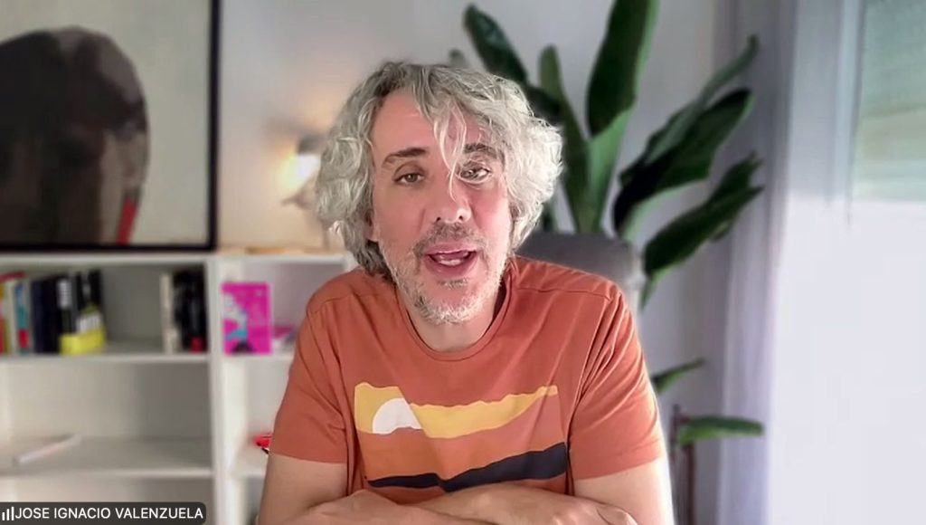 El escritor José Ignacio Valenzuela, conocido como Chascas, durante una entrevista en videollamada hablando sobre su libro Mi casi casi mamá.