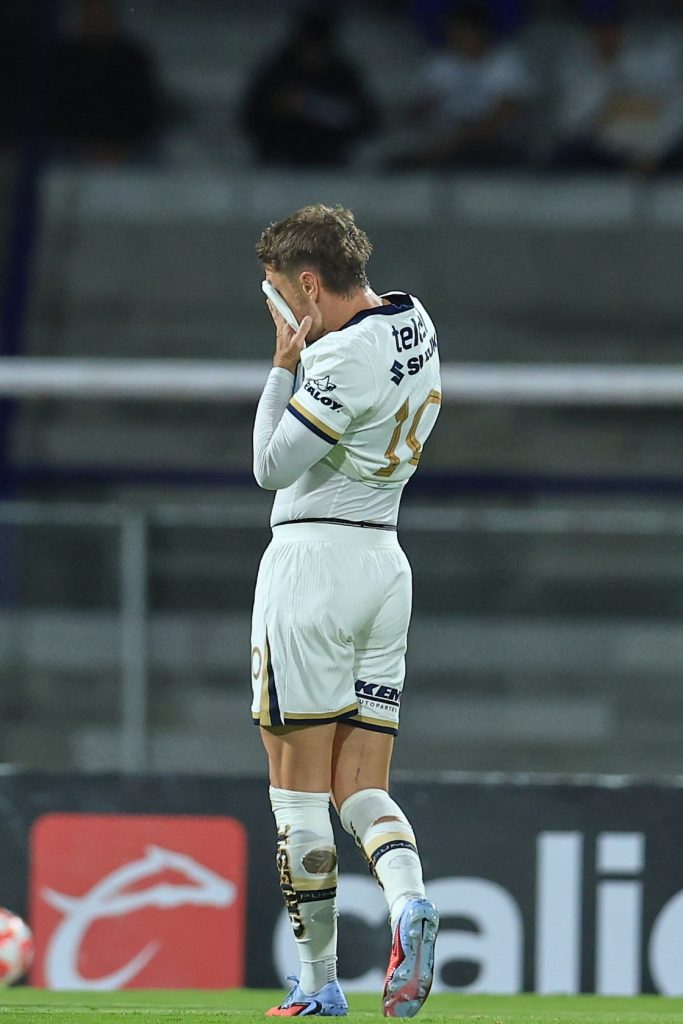Aaron Ramsey con el 10 de Pumas