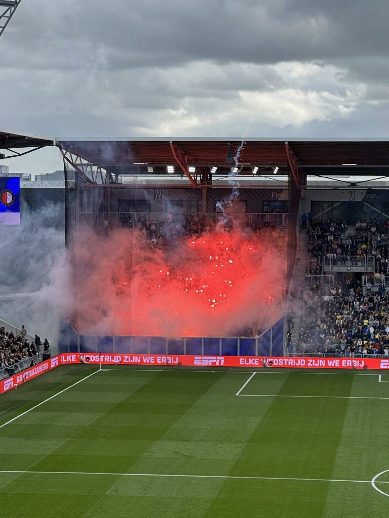 Así lucía la cabecera donde estaban los aficionados del Feyenoord