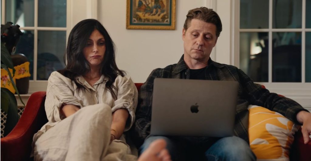 Morena Baccarin y Ben McKenzie en el documental sobre criptomonedas 