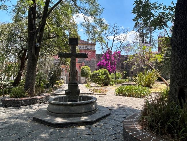 Calles empedradas y magia: Los callejones más bonitos de San Ángel