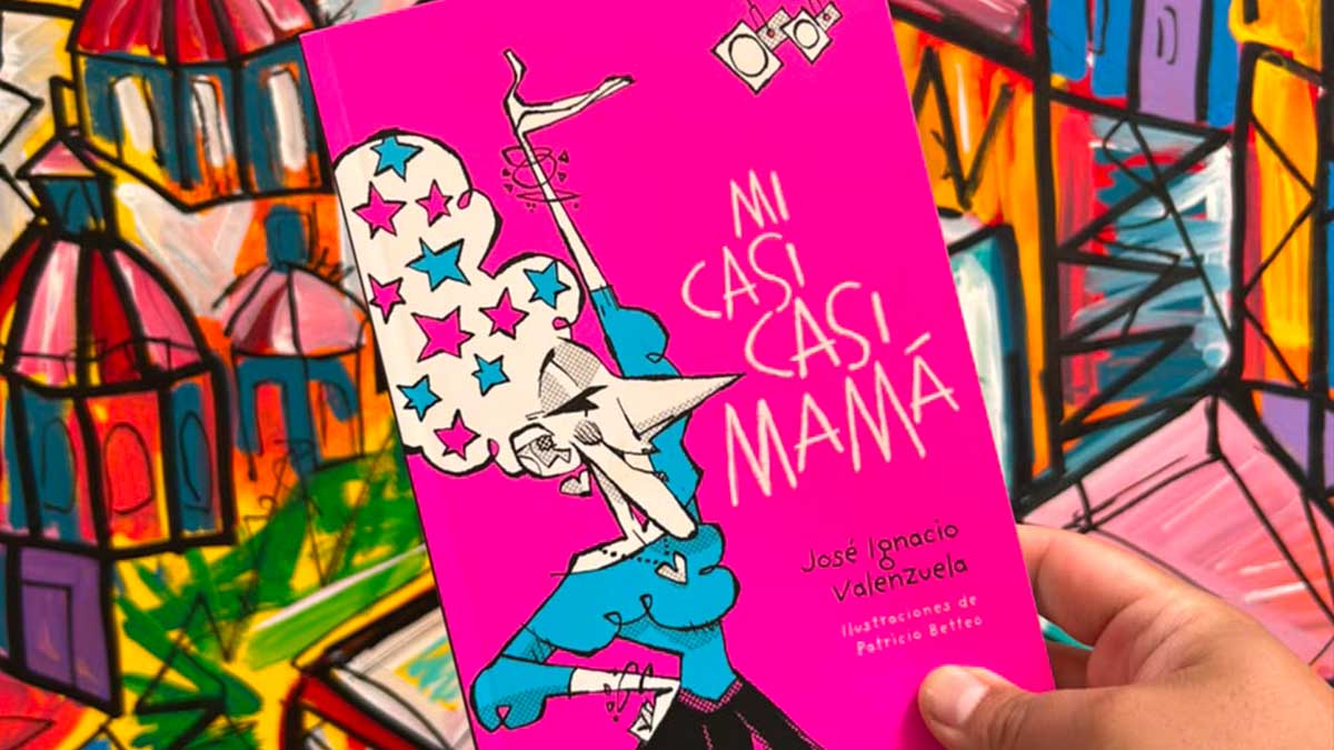 Portada del libro infantil "Mi casi casi mamá" escrito por José Ignacio Valenzuela e ilustrado por Patricio Betteo, con fondo rosa y un personaje caricaturizado.