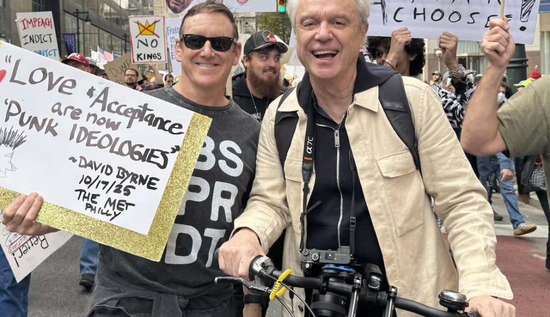 David Byrne comparte su playlist para andar en bicicleta