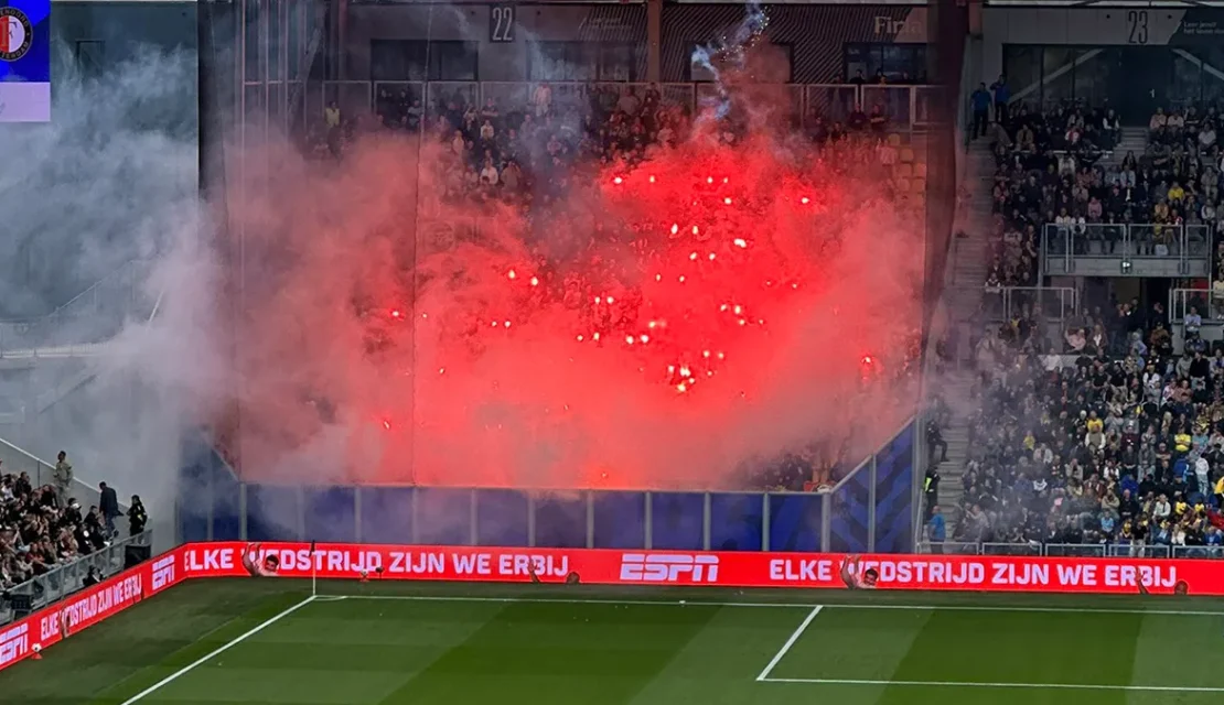 Siete aficionados sufrieron quemaduras y lesiones auditivas y oculares por bengalas del Feyenoord