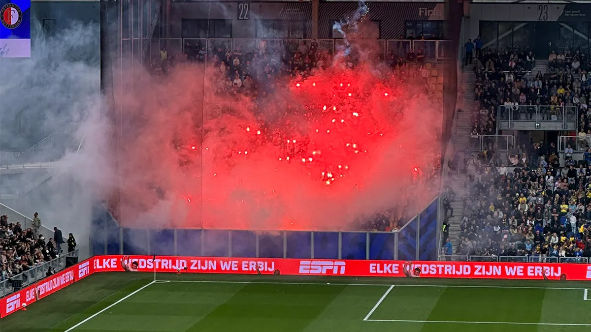 Siete aficionados sufrieron quemaduras y lesiones auditivas y oculares por bengalas del Feyenoord