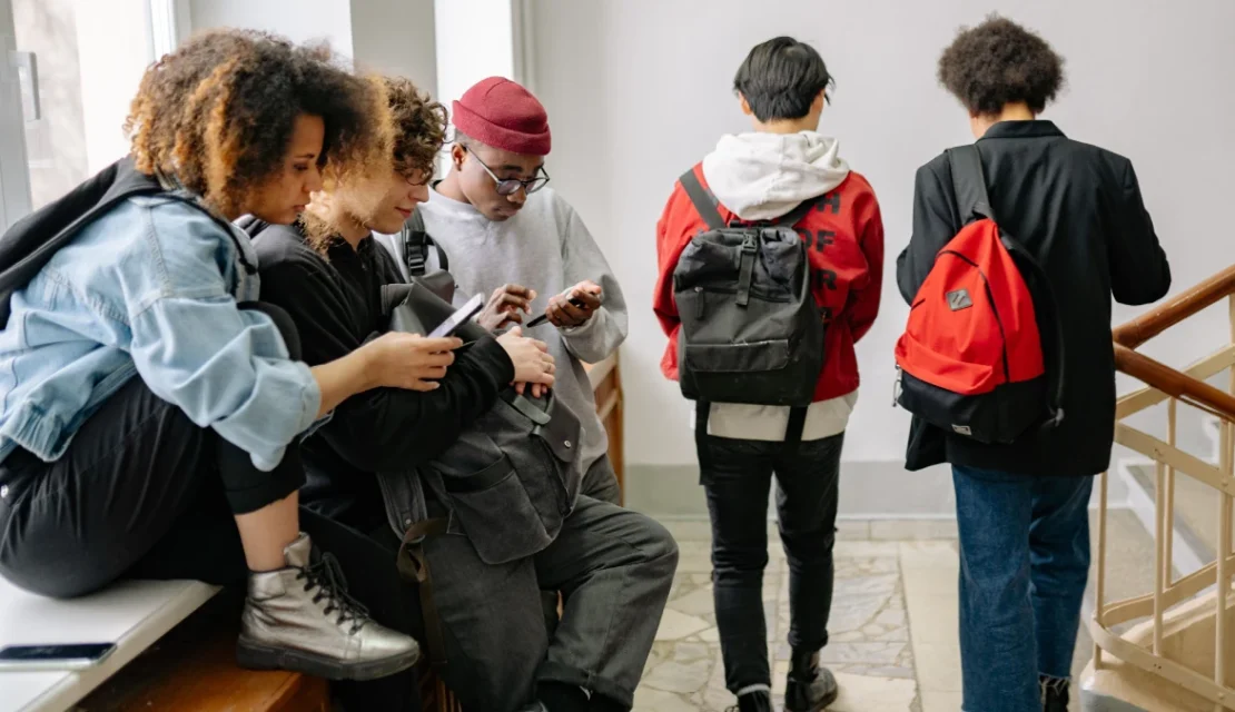Francia prohíbe el uso de celulares en todas sus escuelas a partir del próximo ciclo escolar