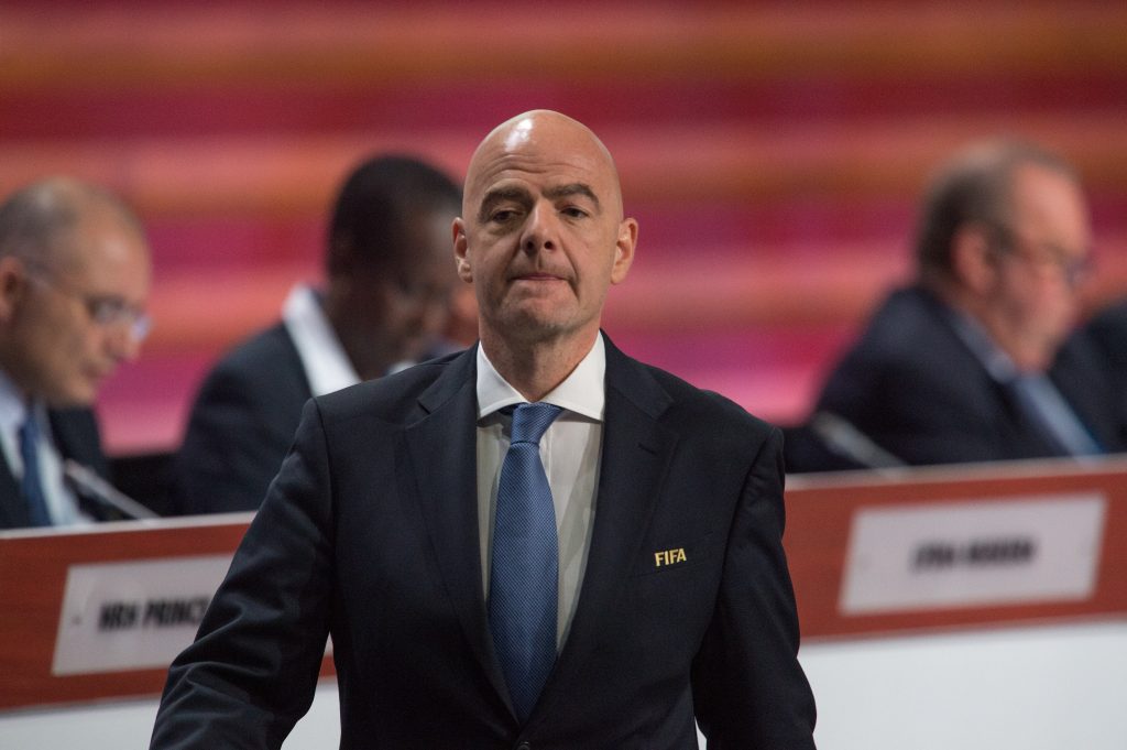 Figo exige la renuncia de Infantino a la FIFA