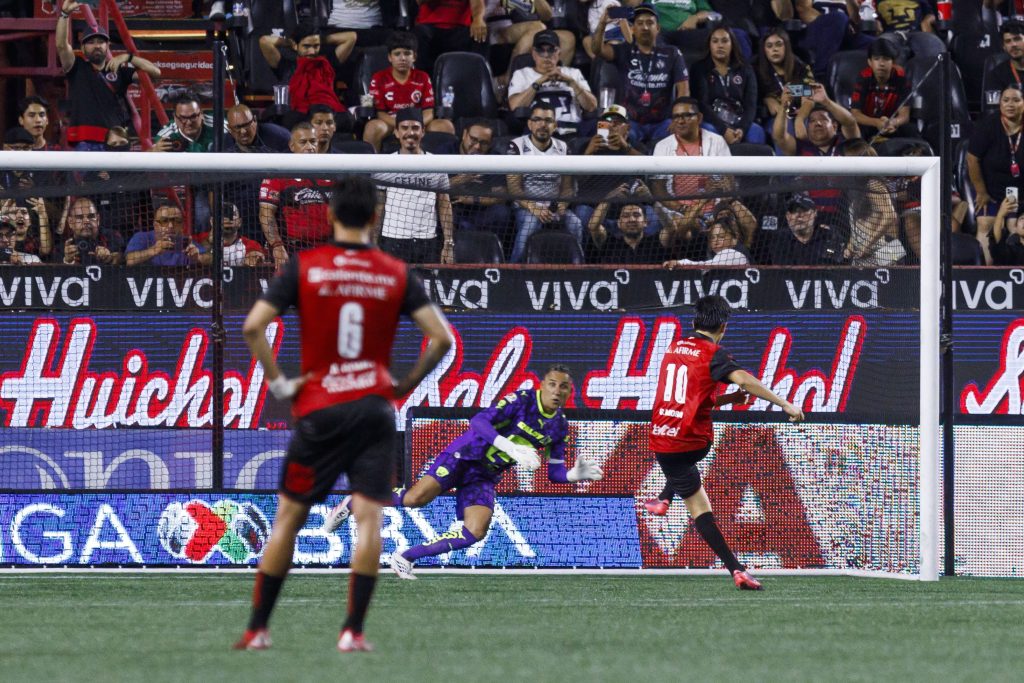 Gilberto Mora le aprendió a Raúl Jiménez cómo tirar así de chido los penales