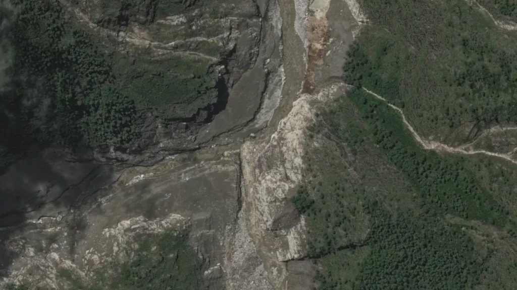 imagenes-impactantes-antes-despues-avalancha-causo-catastrofe-1