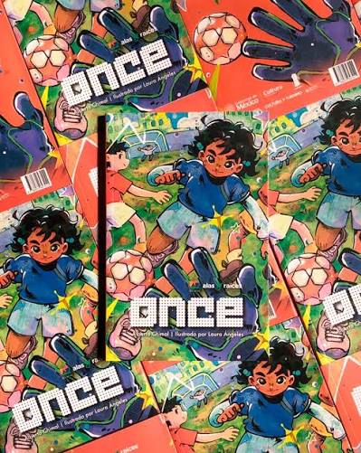 Portada del libro Once escrito por Alberto Chimal y Laura García, ilustrado por Laura Ángeles y publicado por Alas y Raíces, que muestra una ilustración colorida con temática de fútbol infantil.