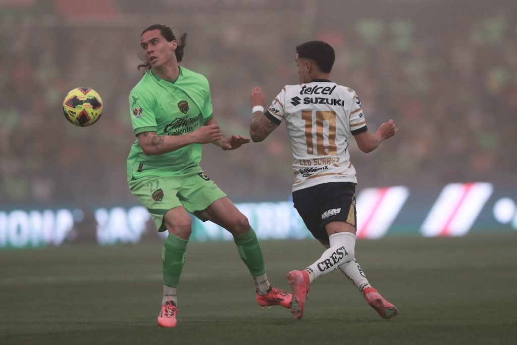 Leo Suárez, con el 10 de Pumas
